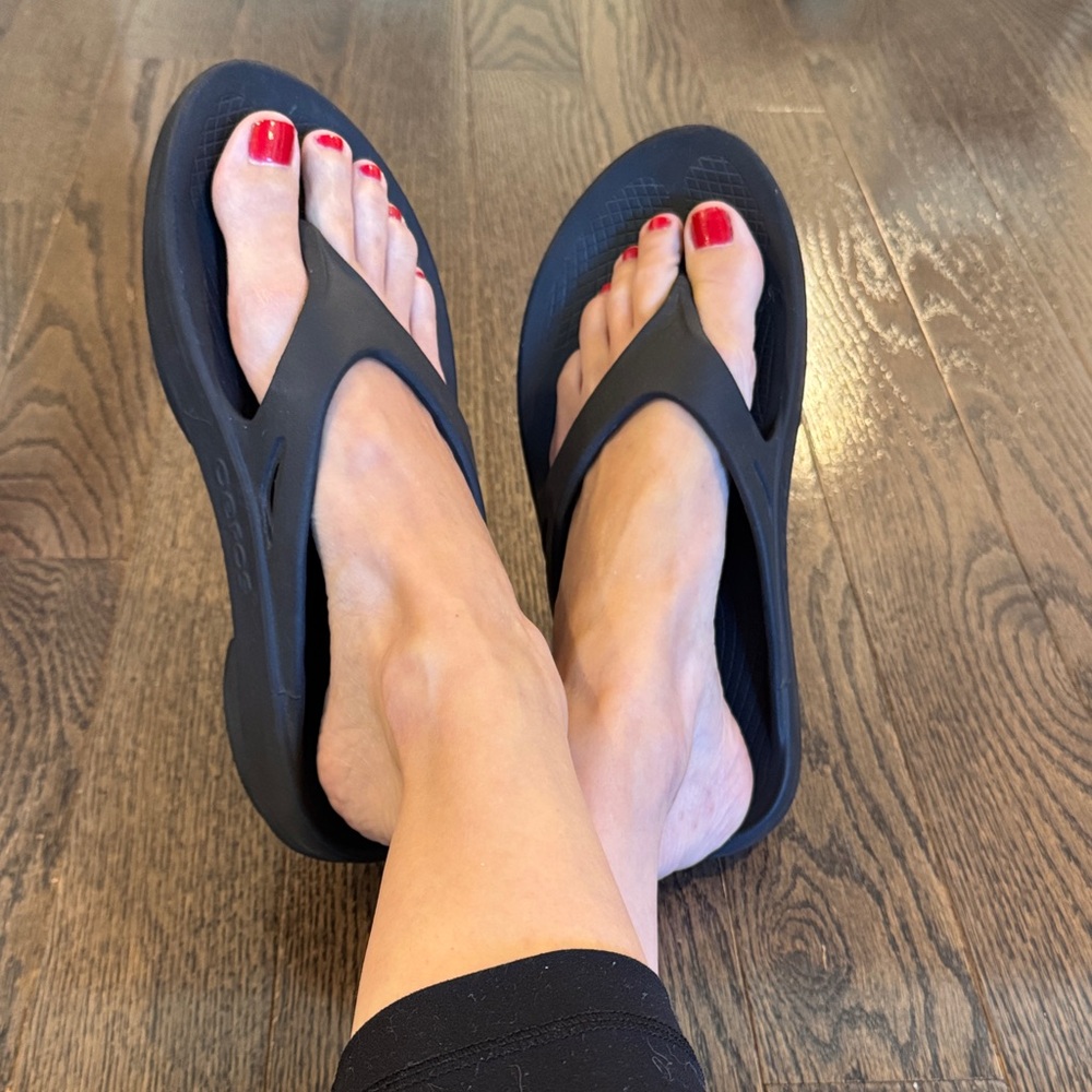 OOFOS Women's Classic Black cloud flip flop Sandals